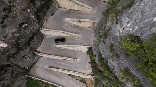Driven to distraction! Mountain highway with 18 extreme-hairpin turns in China’s Wuxi County goes viral