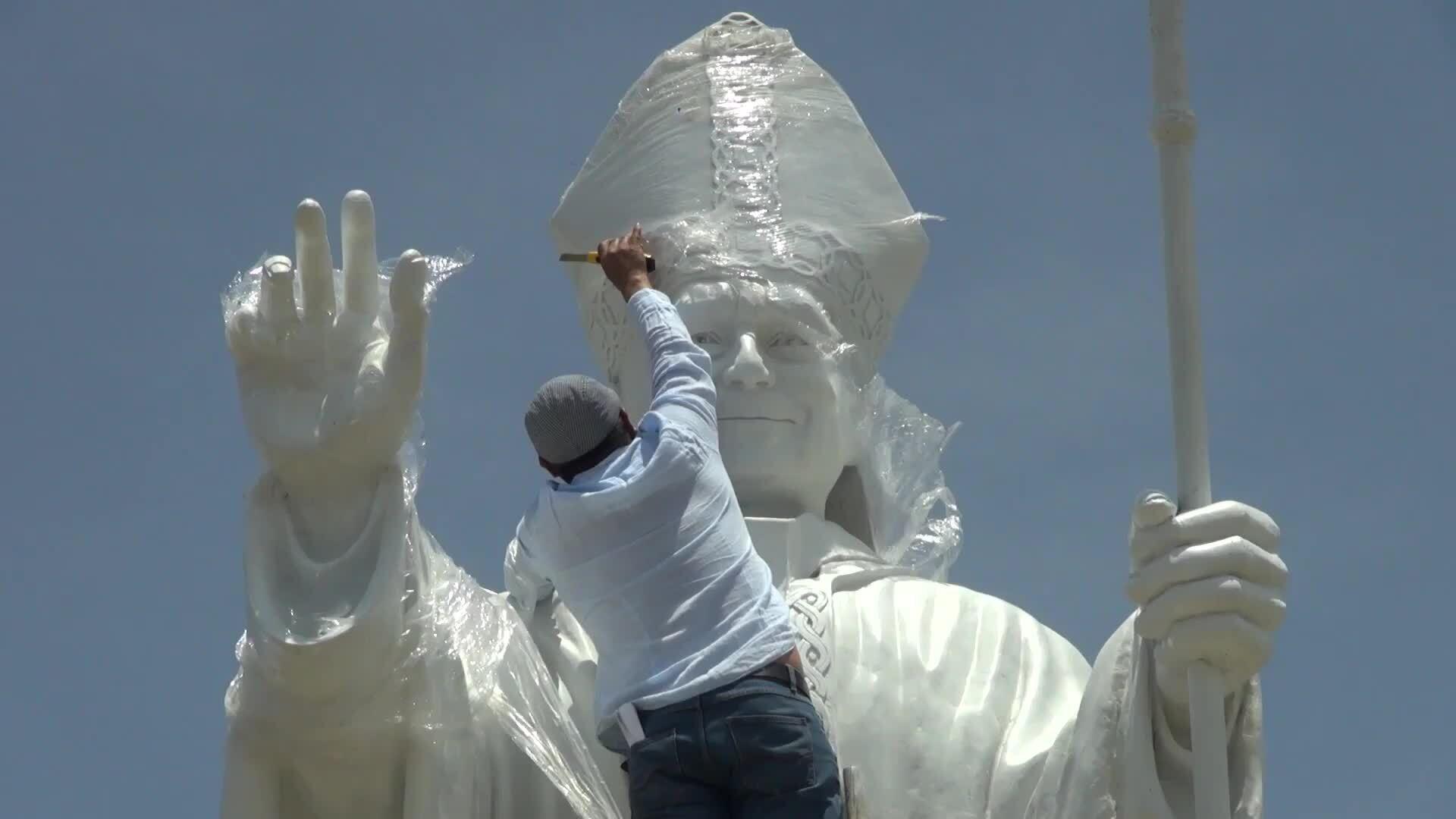 Honouring Holy Father - Northern Peru's Chiclayo installs five-meter statue  of Pope Leo XIV | Video Viory