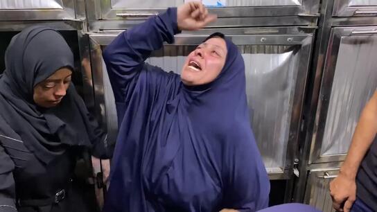 "دُفن تحت الرمال هو وأطفاله"... مقتل عائلة كاملة في غارة إسرائيلية مزعومة استهدفت خيمتهم في حي الرمال *محتوى قاسِ*