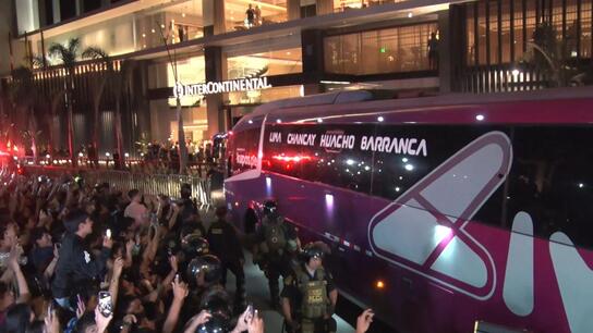 Messi-ve welcome! Hundreds of fans cheer for Argentine star ahead of match  between Inter Miami vs Alianza Lima in Peru | Video Viory