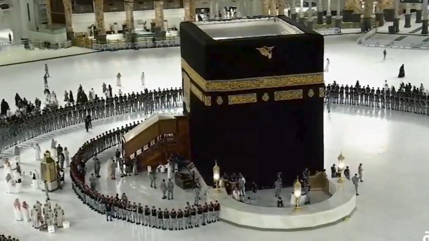Dawn ritual - Thousands of pilgrims perform Tawaf after Kaaba washing ...
