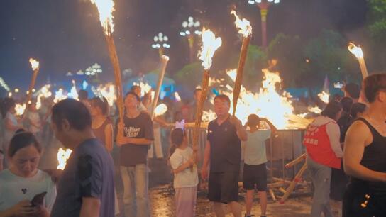 Blazing night!  – Torch Festival lights up Chuxiong with fire and dance