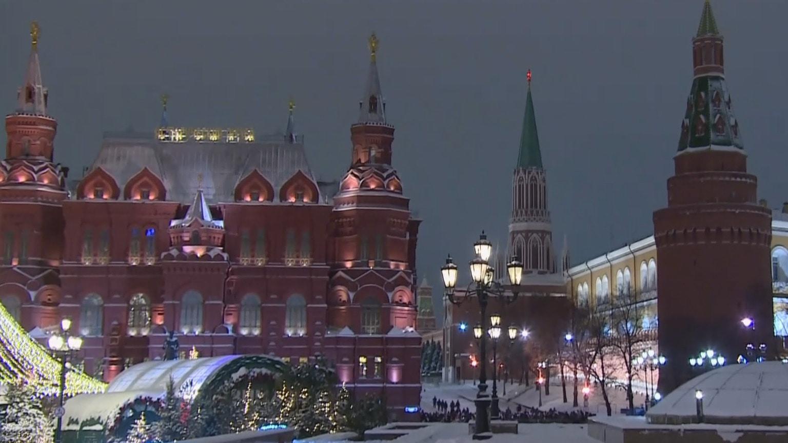 Let's party, Russian style! - Moscow rings in New Year | Video Viory