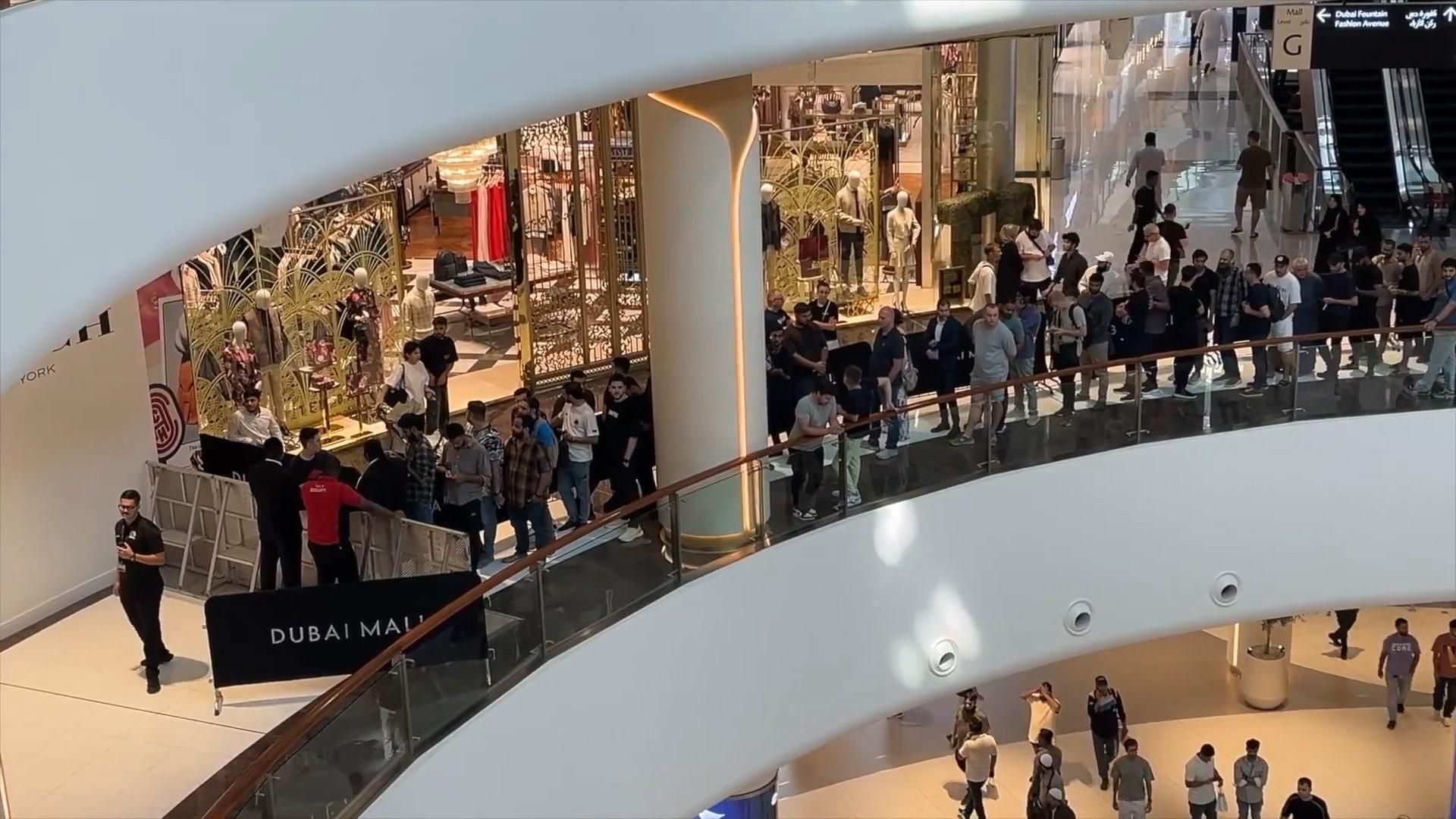 Awe dropping - Hundreds of customers queue outside Apple store in Dubai ...