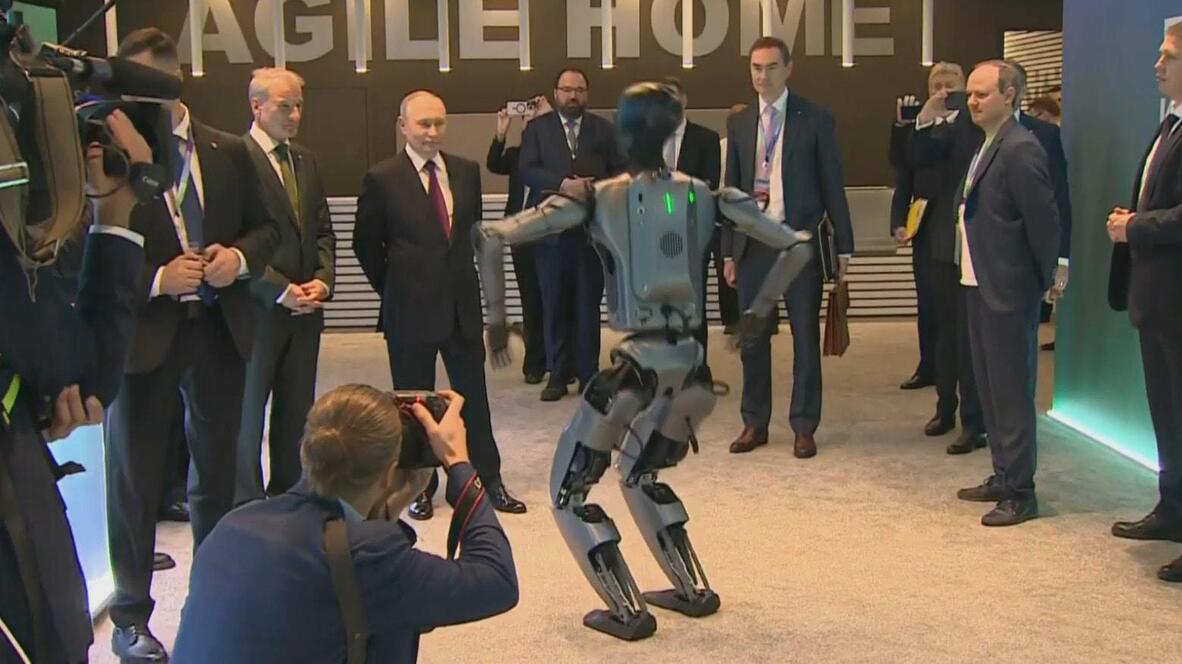Putin and the dancing robot! Russian president praises 'very beautiful'  performance at AI conference in Moscow | Video Viory