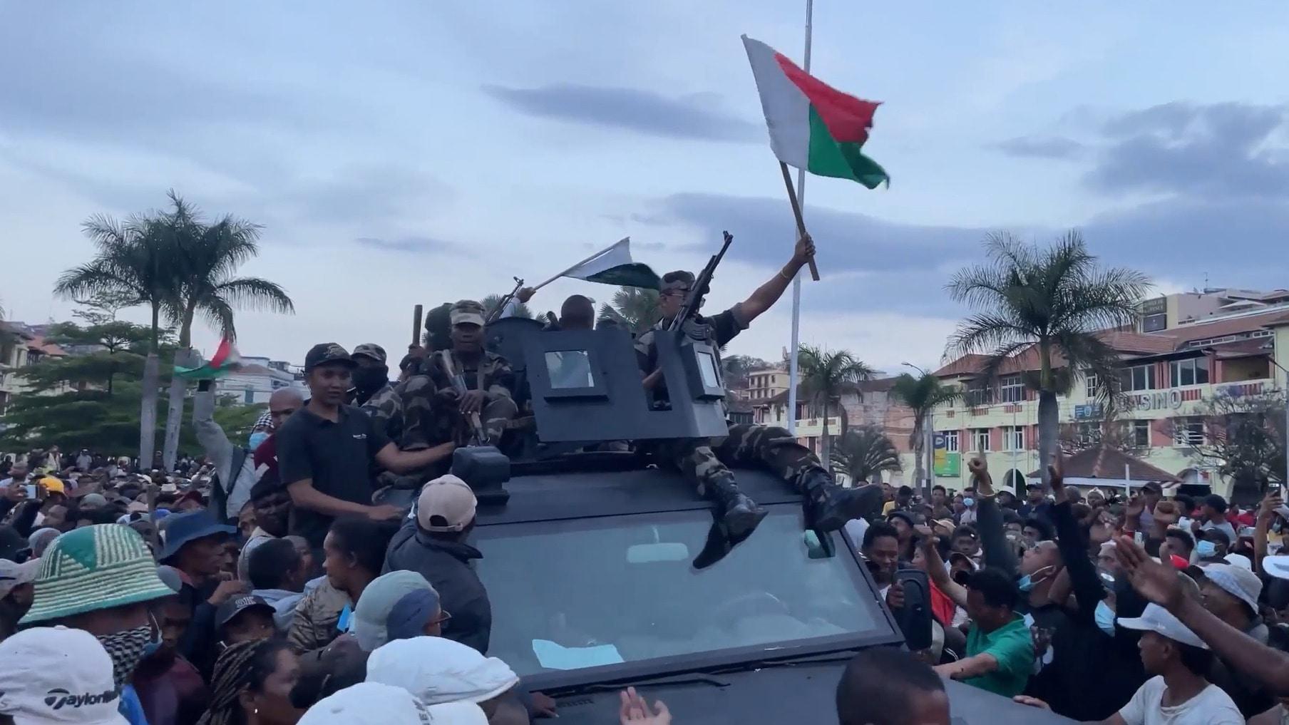 'Resign tonight, Rajoelina!' - Hundreds rally by Antananarivo City Hall ...