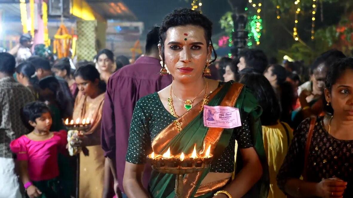 Sari switcheroo! Male Hindu believers cross-dress in tribute to Goddess  Devi at Indian's Chamayavilakku festival | Video Viory
