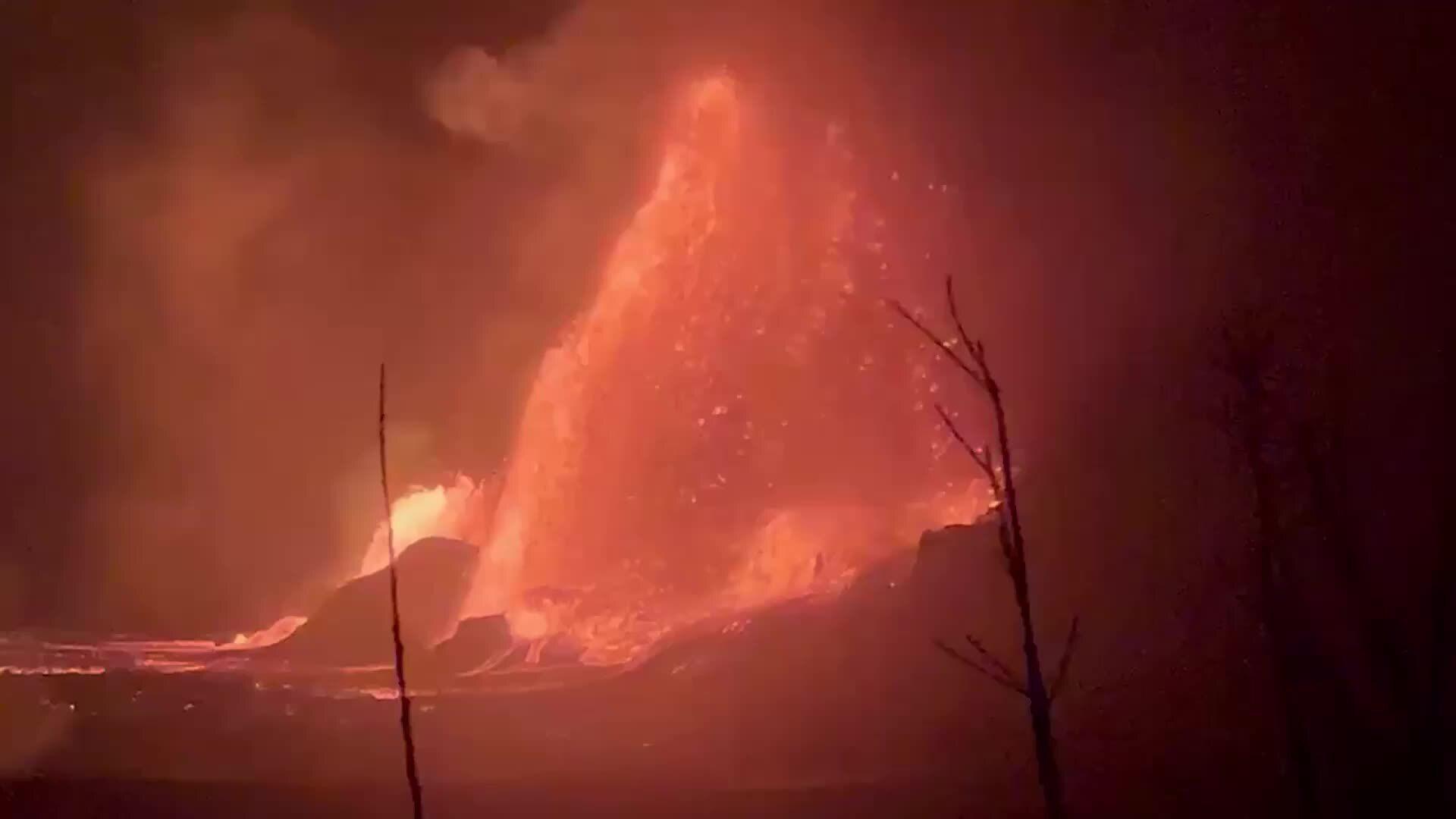 Raging inferno! 600 ft lava fountain spouts from Hawaii's Kilauea ...