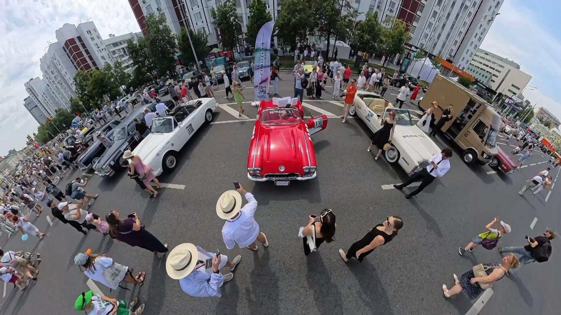 Driven to distraction! Eye-popping vintage car rally takes over Moscow ...