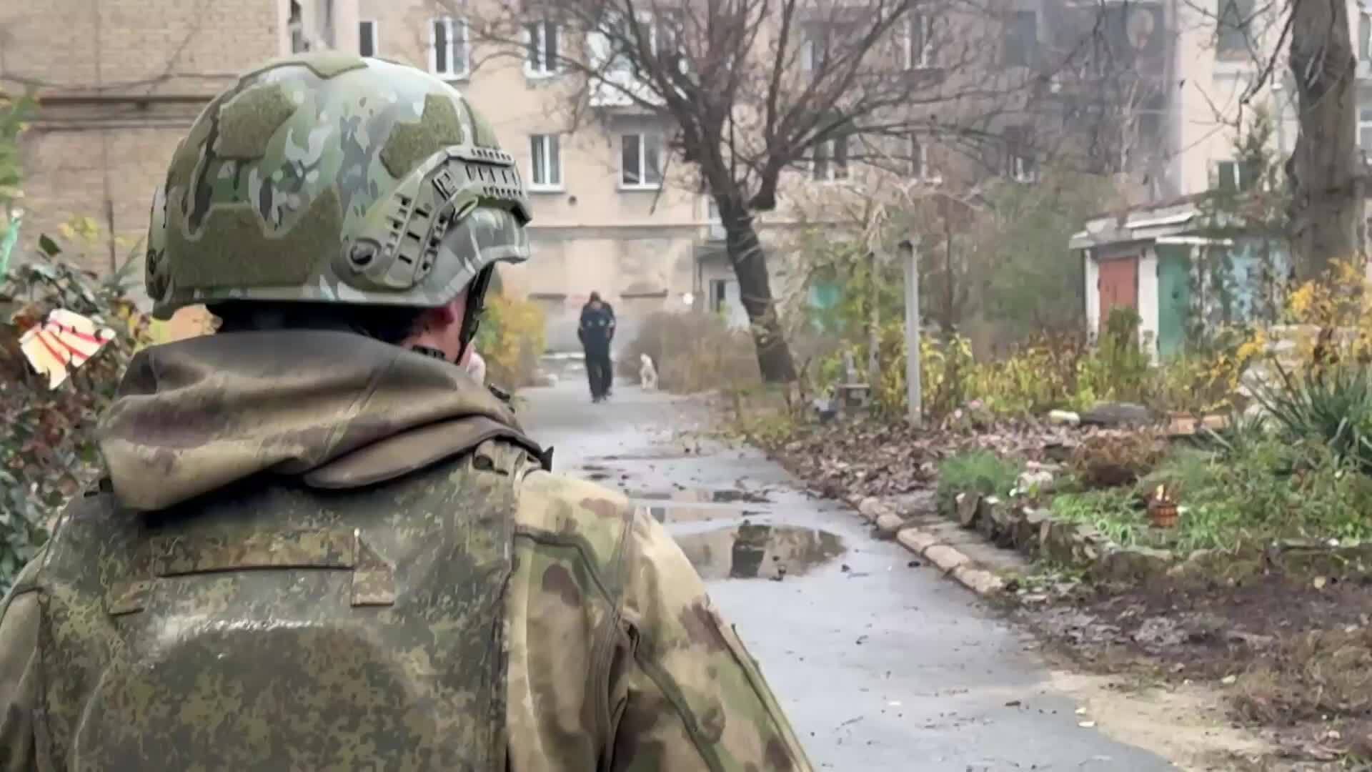 Russian soldiers patrol neighbourhoods in DPR’s Krasnoarmeysk, speak ...