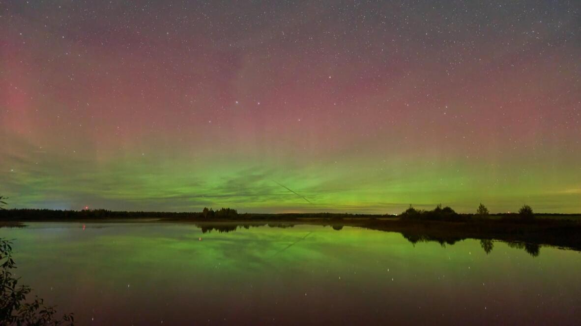 That's lit! Dramatic Northern Lights cast green and red glow over ...