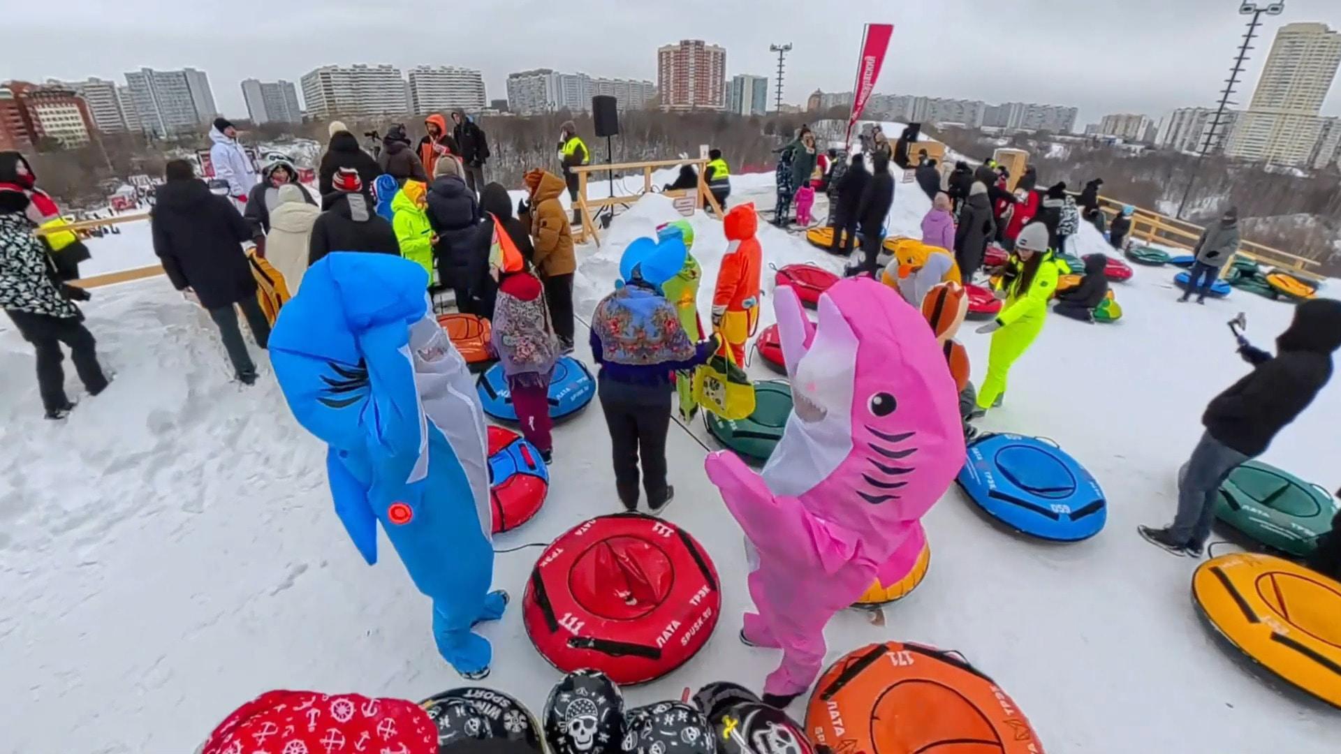 Race you! - Thrillseekers hurtle down Moscow's slopes in wacky sleds ...